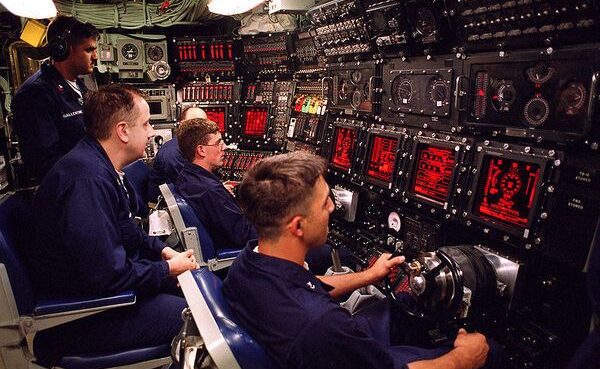 800px-USS_Seawolf_(SSN_21)_Control_Room_HighRes